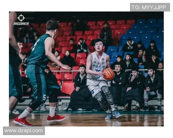 球员赛场求婚成功,观众掌声雷动 球员赛场求婚成功,观众掌声雷动